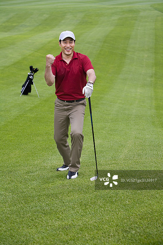 兴奋的高尔夫男球手图片素材