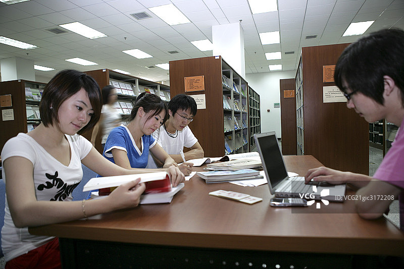 东方学生在图书馆里图片素材