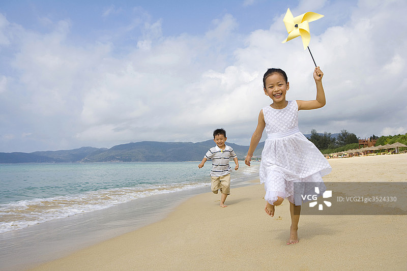 儿童在海边奔跑图片素材