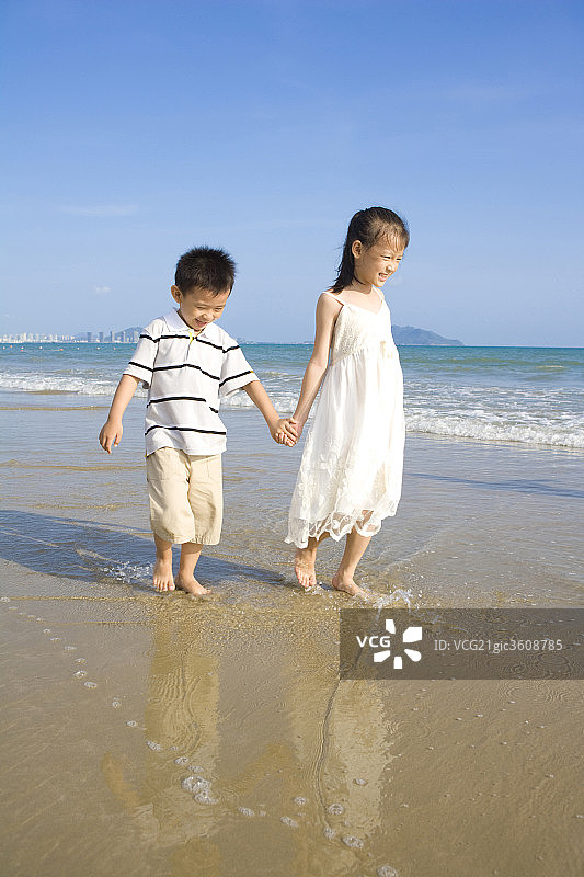 儿童在沙滩上散步图片素材