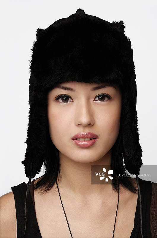 戴着冬季帽子的年轻女子图片素材