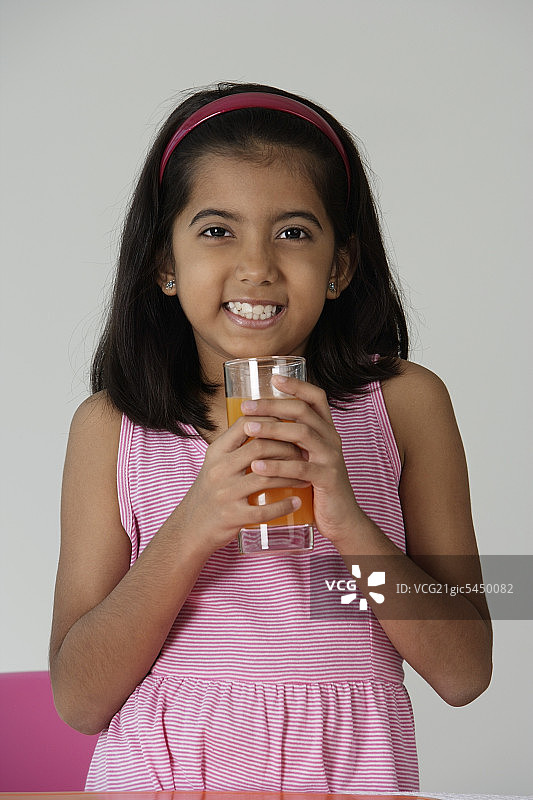 喝着果汁的女孩图片素材