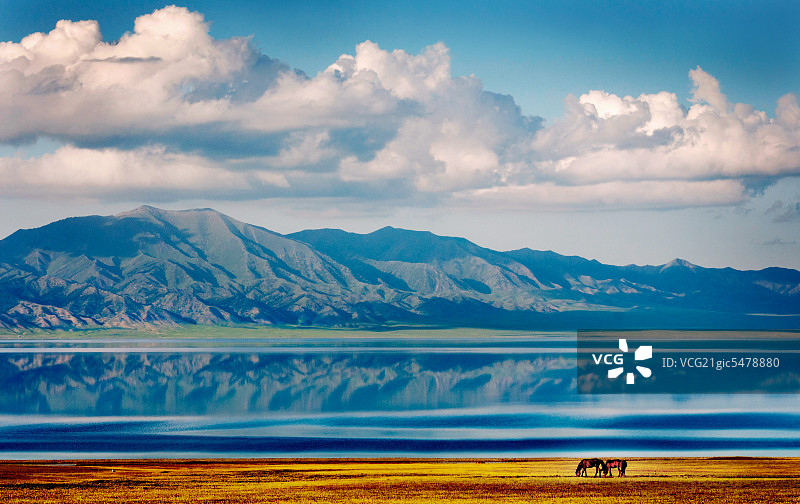新疆赛里木湖风光图片素材