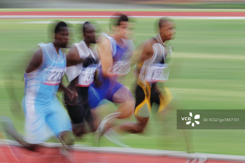 运动员在赛跑，散焦图片素材