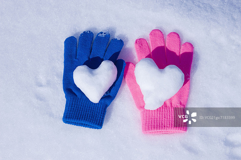 雪地上的手套和爱心图片素材