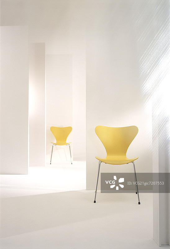 现代的房间里有两把黄色的椅子图片素材