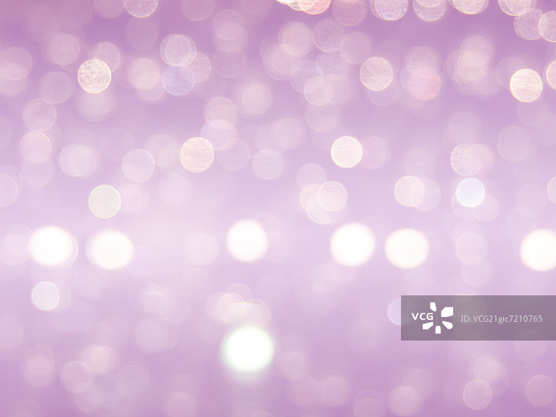 散焦的圣诞灯在紫色的背景图片素材