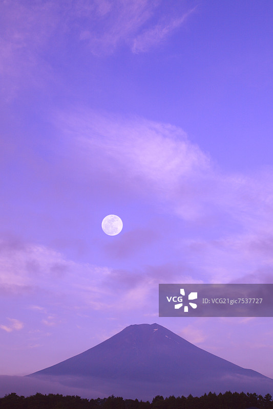 满月和山梨县的富士山图片素材