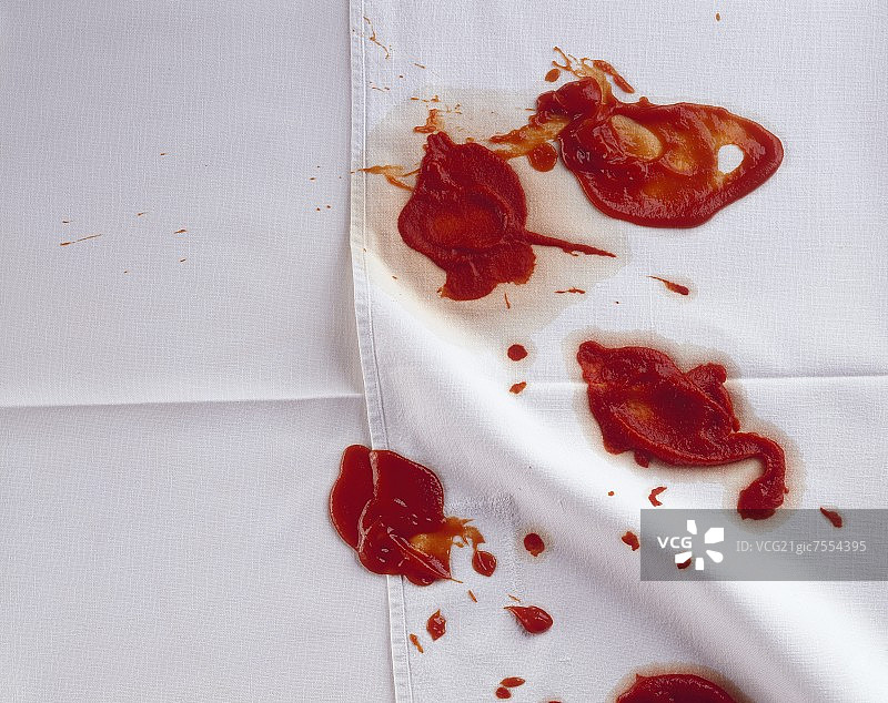 桌布上有番茄酱的斑点图片素材
