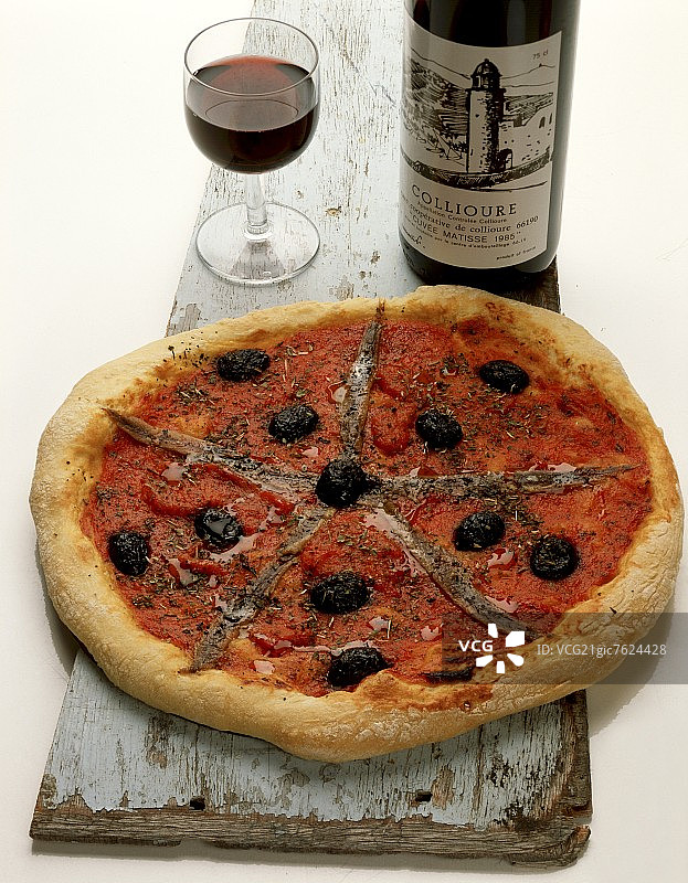 凤尾鱼和橄榄披萨;红酒图片素材