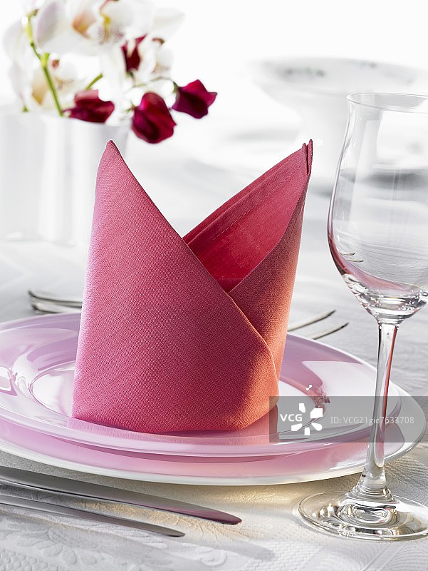餐巾折叠设计:“主教法冠”图片素材