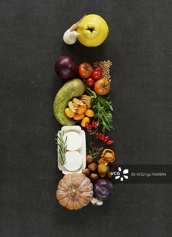 字母“i”在蔬菜，水果，蘑菇，谷物，坚果和奶酪图片素材
