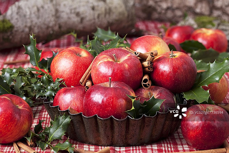 一碗红苹果，肉桂棒，冬青(圣诞节)图片素材