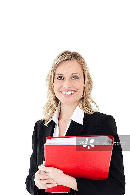 微笑的女人看着镜头拿着一个红色的文件夹图片素材
