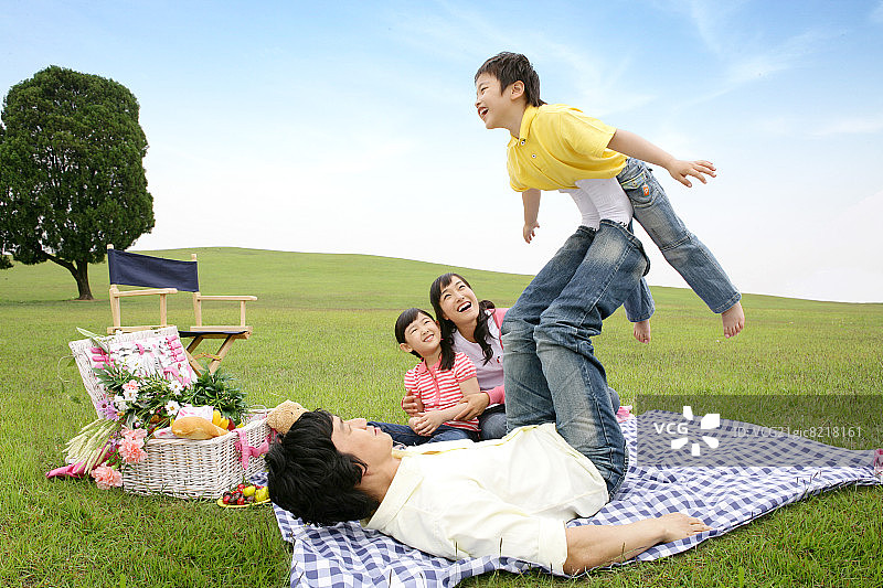 父母和孩子(6-7)享受野餐，微笑图片素材