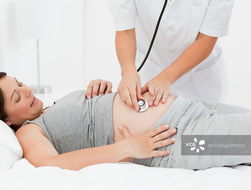 有个孕妇和护士在床上图片素材