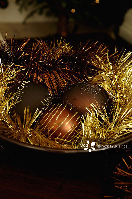 圣诞球装饰用金箔在碗图片素材