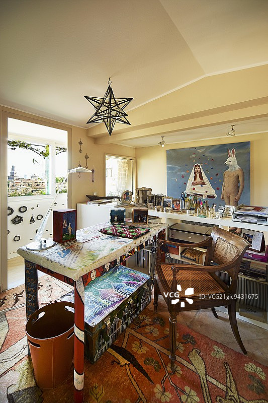 五颜六色的工作空间与古董椅子和彩绘桌子图片素材