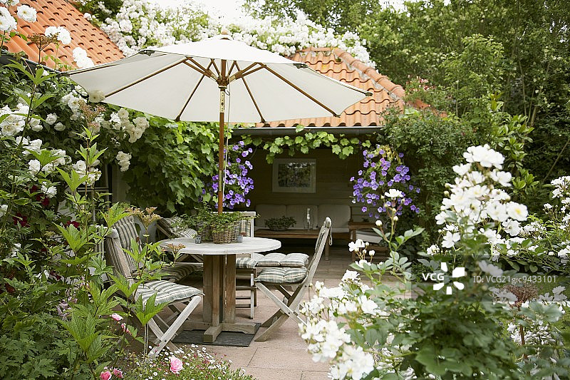 夏日花园有遮阳伞的休息区图片素材