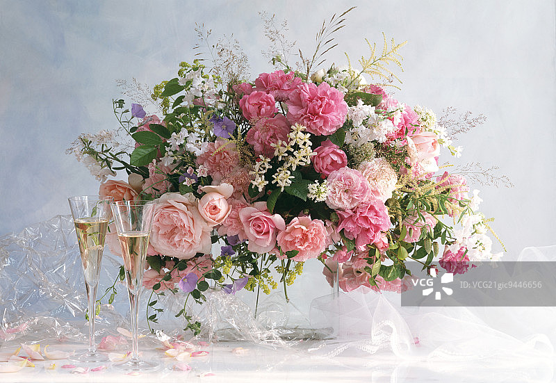 节日的玫瑰花束和草地鲜花;香槟图片素材