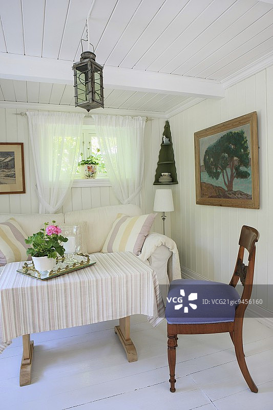 简约的白色客厅，复古家具和大型木框油画图片素材