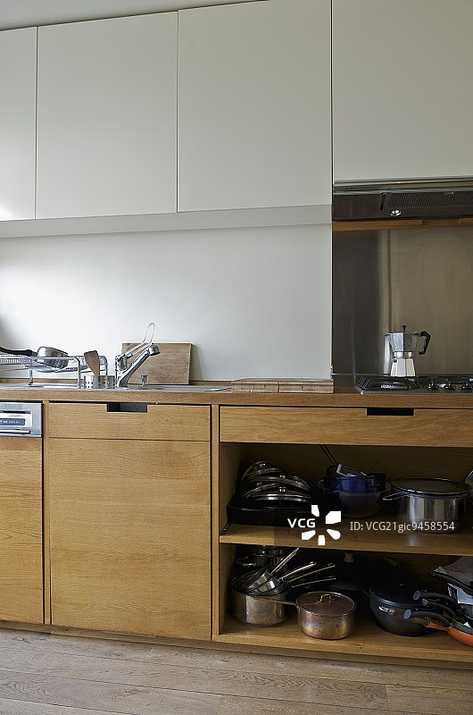 现代厨房中的木制装配单元图片素材