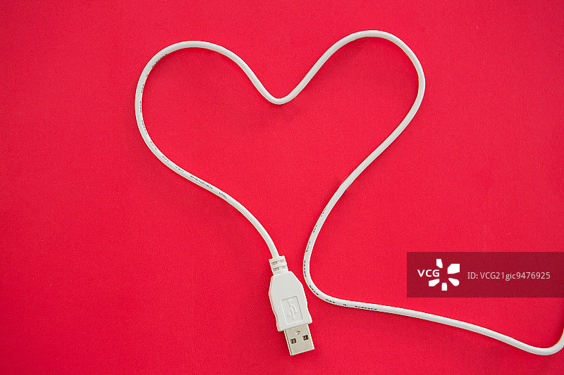 红色背景的心形USB线图片素材
