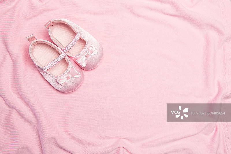 粉色毯子和婴儿拖鞋，还有复印空间图片素材