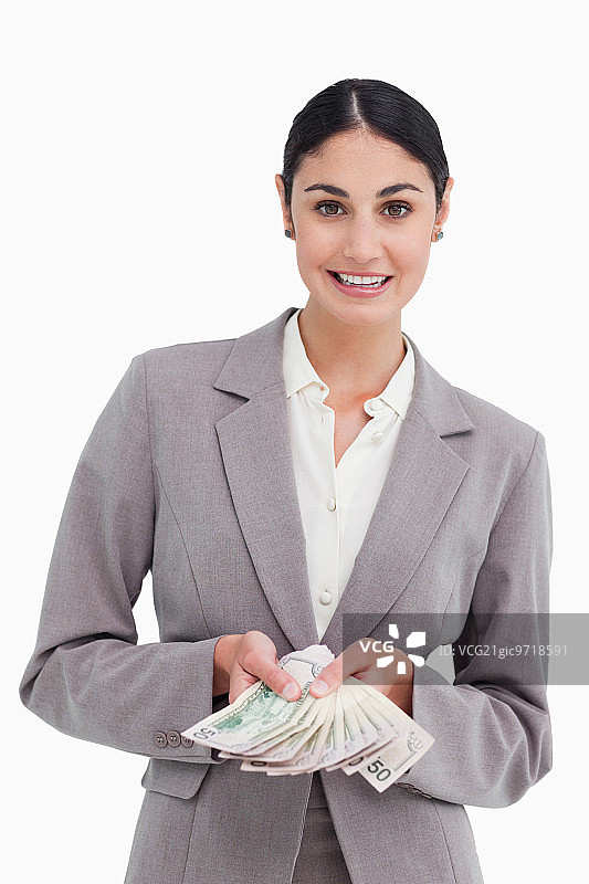 微笑的女商人在白色的背景下展示她的钱图片素材