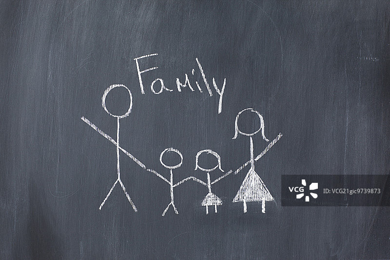 在黑板上画一个家庭图片素材
