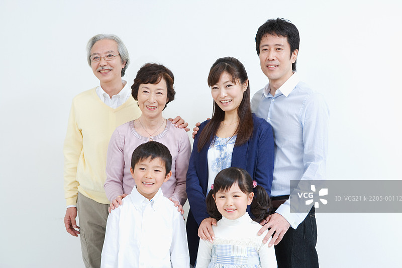 亚洲大家庭站在一起图片素材