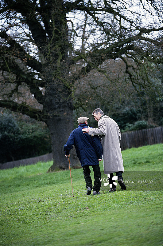 八十多岁的父亲和五十多岁的儿子在公园散步图片素材