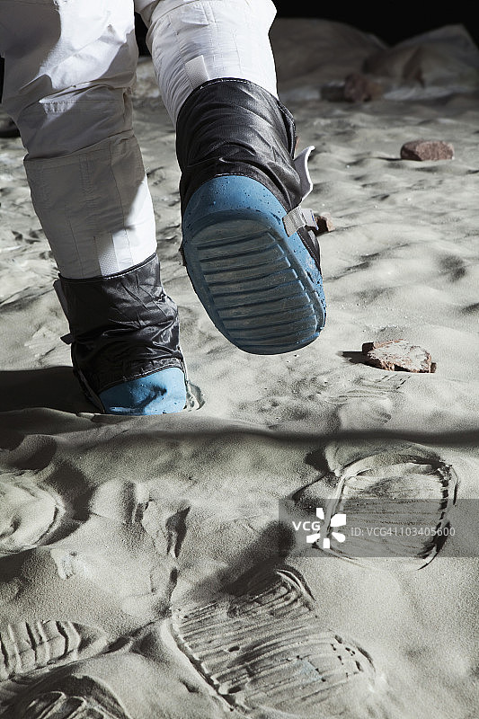 宇航员在月球上行走，后视镜，低截面图片素材