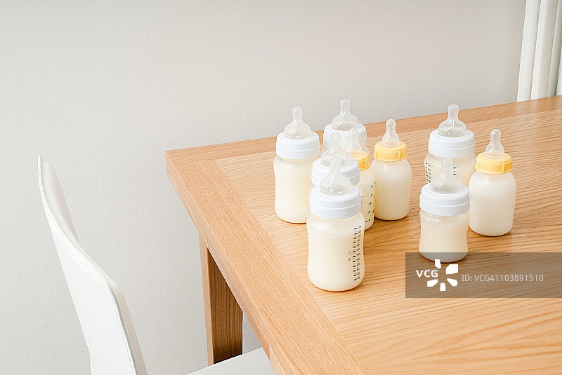 桌上有几瓶婴儿牛奶图片素材