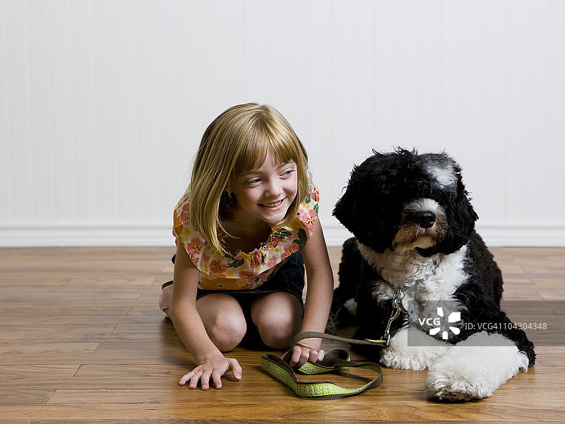 女孩和她的狗图片素材