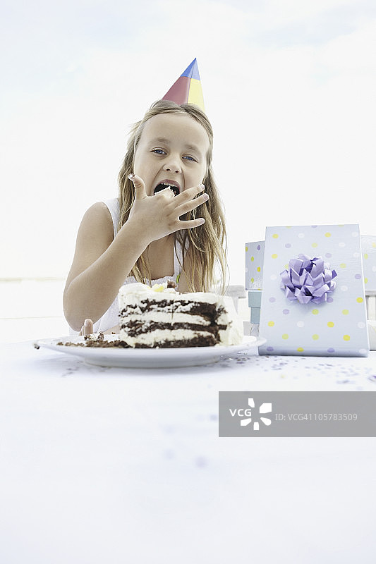 小女孩在吃生日蛋糕图片素材