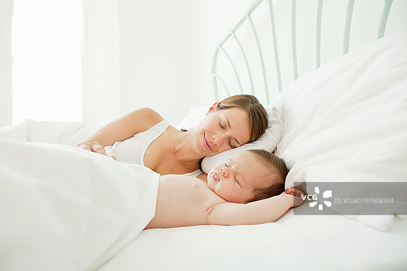 妈妈和宝宝在睡觉图片素材