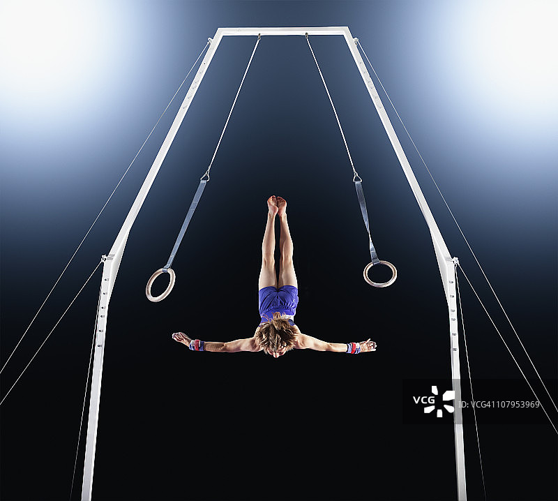 男子体操运动员从吊环上下来图片素材