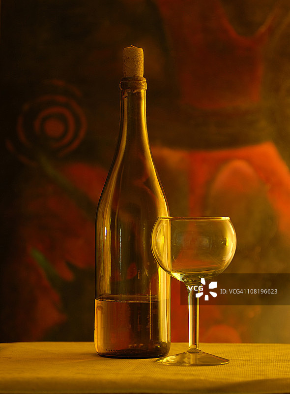 餐桌上的酒瓶和酒杯，低调图片素材