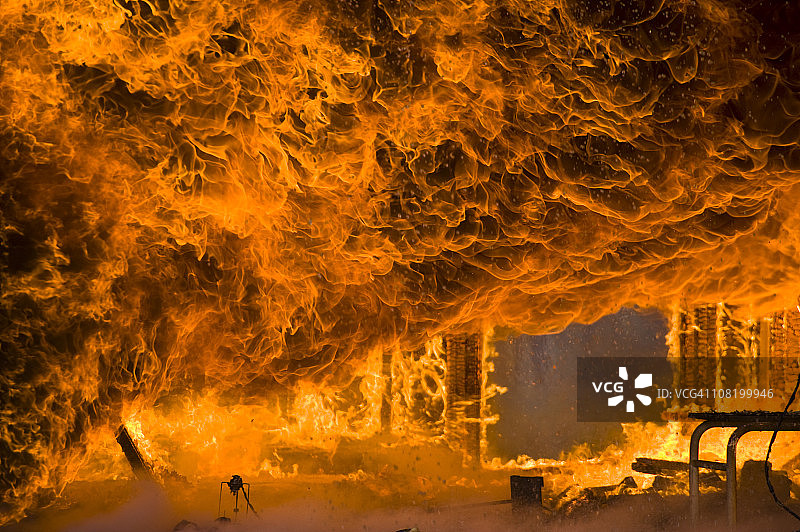 火与烈焰将家园烧成平地图片素材
