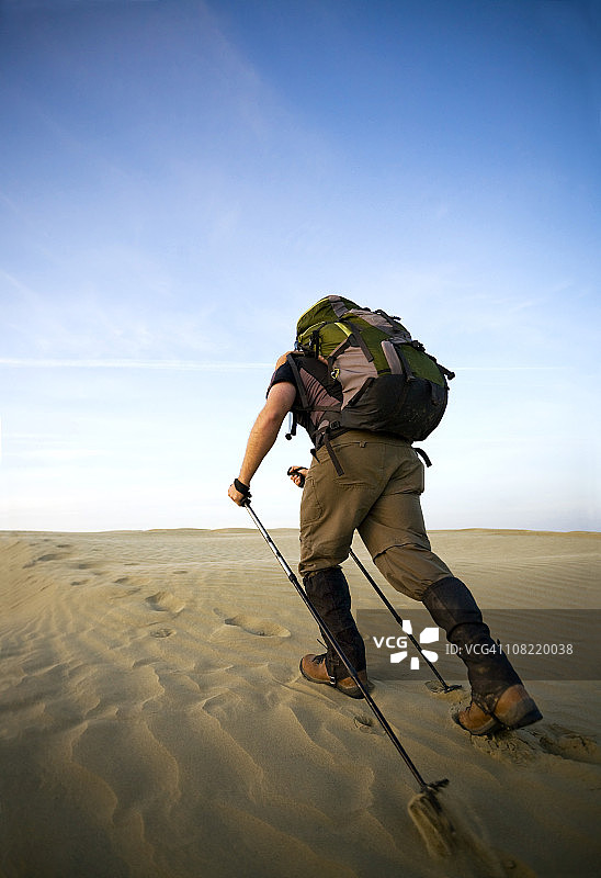 徒步穿越沙漠的人图片素材