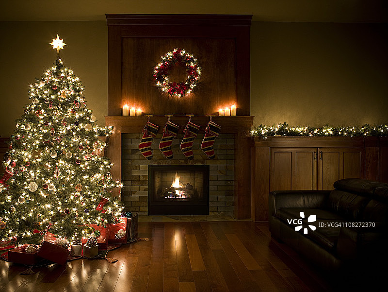 装饰圣诞树，花环，花环在客厅，Copyspace图片素材