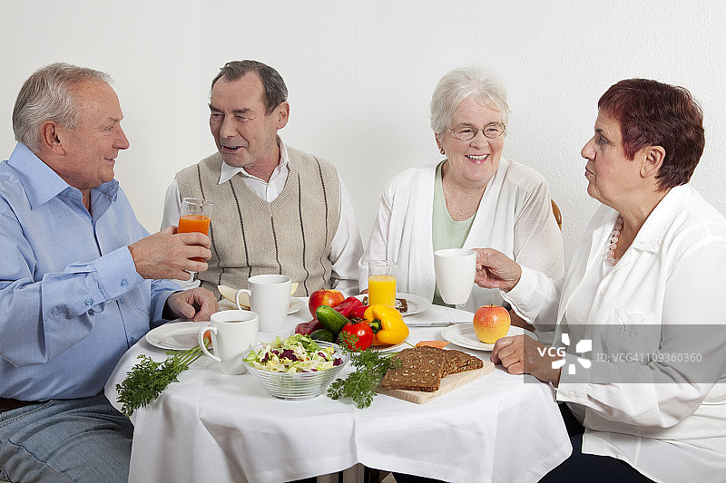 老年人吃健康早餐图片素材