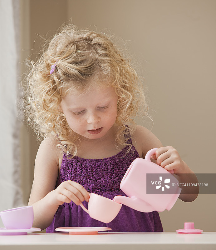 美国，犹他州，Lehi，女孩(2-3)玩玩具陶器图片素材