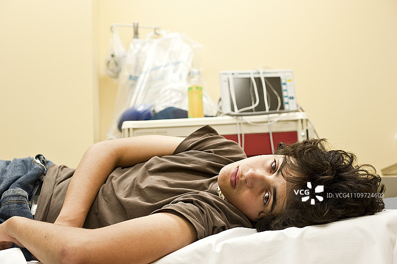 一个青少年在医院急诊室里图片素材