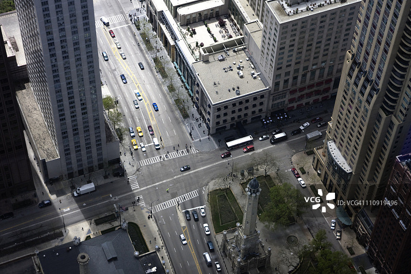 俯视市区十字路口的汽车图片素材
