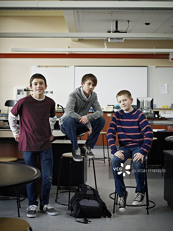 三个年轻的男学生在科学实验教室里图片素材