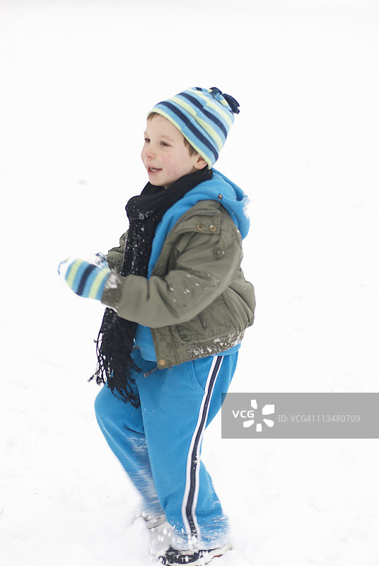 男孩在雪中玩耍图片素材