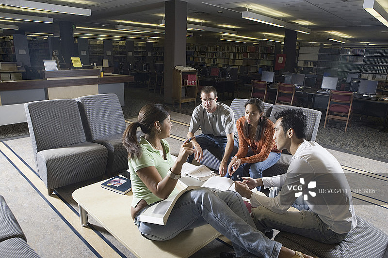 图书馆里的学生坐在沙发上学习图片素材