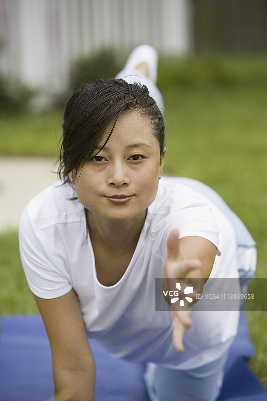 年轻的亚洲孕妇锻炼的肖像图片素材